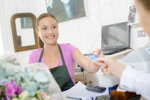 Florist runs her own boutique — Stock Photo, Image