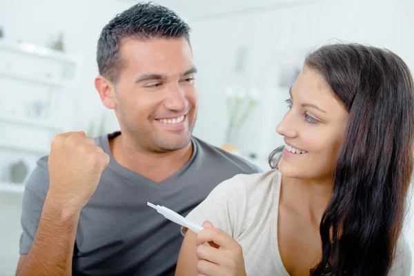 Una pareja emocionante va a tener un bebé. — Foto de Stock