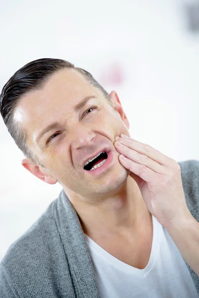 Homem que sofre de dor de dente — Fotografia de Stock