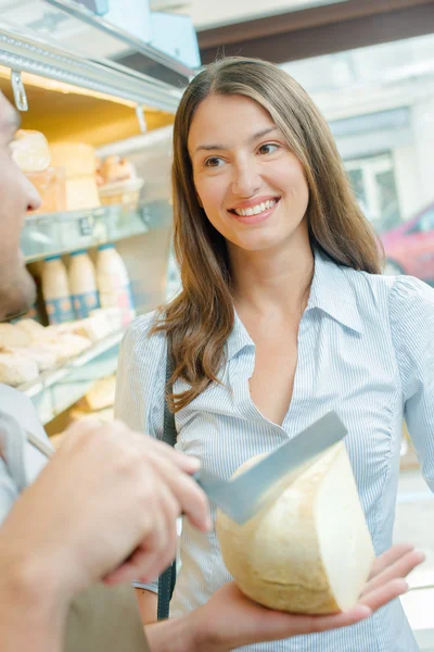 Žena kupovat nějaký sýr — Stock fotografie