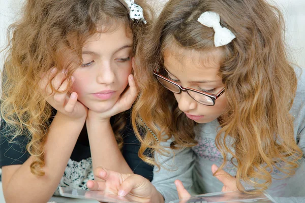 Twee meisjes kijken naar boek — Stockfoto