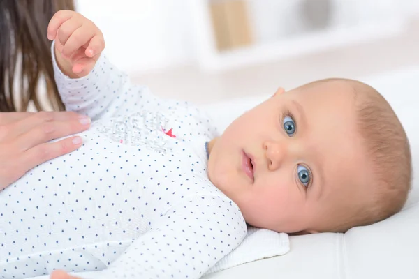 Baby auf dem Rücken liegend — Stockfoto