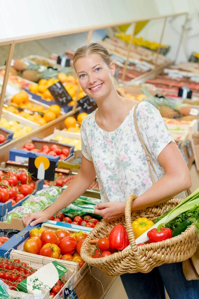 Füllen ihren Korb mit Gemüse — Stockfoto