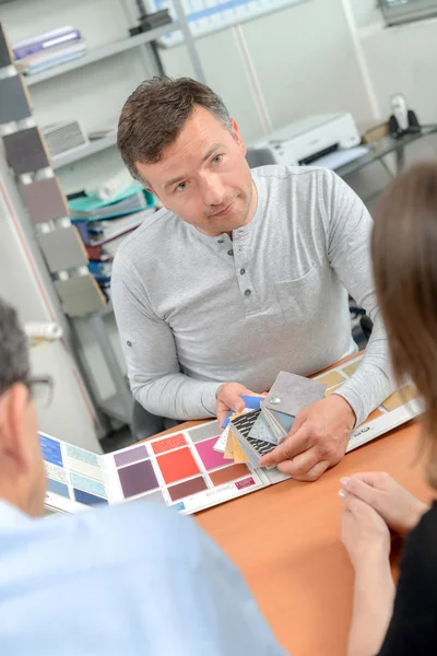 Diseñador asesorando a pareja sobre opciones de pareja —  Fotos de Stock