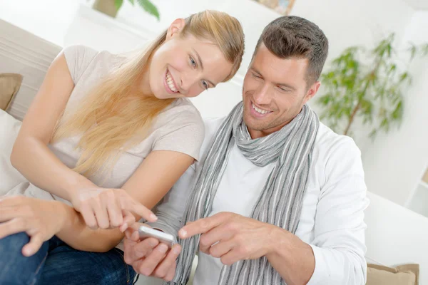 Paar lachen om een SMS-bericht — Stockfoto