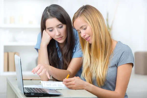 Två kvinnliga studenter använder en bärbar dator — Stockfoto