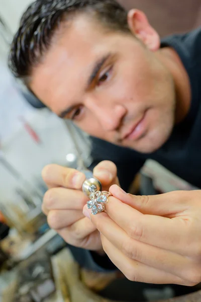 Jeweeler repairing a ring — Stock Photo, Image