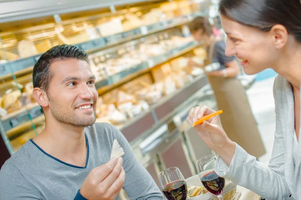 Pareja teniendo un almuerzo romántico —  Fotos de Stock