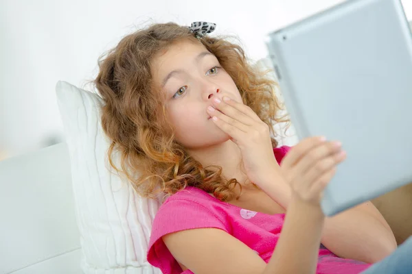 Menina usando seu computador tablet em casa — Fotografia de Stock