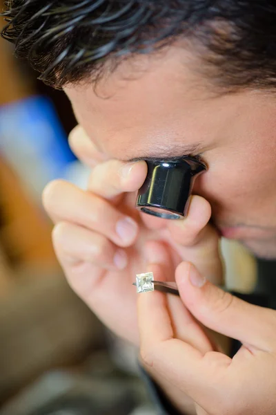 Jeweller appraising a ring — Stock Photo, Image