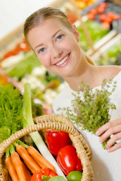 Comprando legumes no supermercado local — Fotografia de Stock