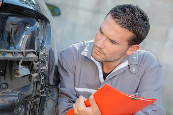 Mechanic beoordeling van auto — Stockfoto