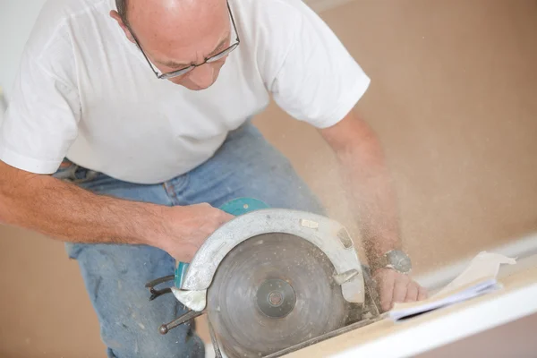 Builder with circular saw — Stock Photo, Image