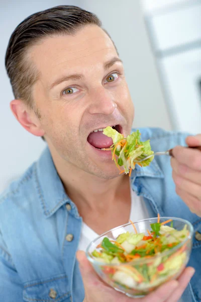 Hombre comiendo una ensalada saludable —  Fotos de Stock