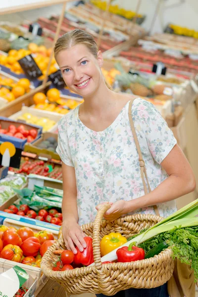 Haar mandje te vullen met groenten — Stockfoto