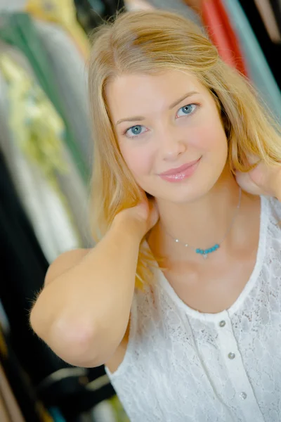 Woman trying on a necklace in a shop — Stock Photo, Image