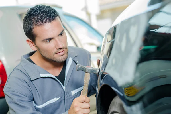 Car body-shop worker — Stock Photo, Image