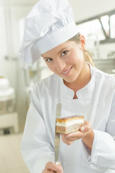 Chef segurando bolo — Fotografia de Stock