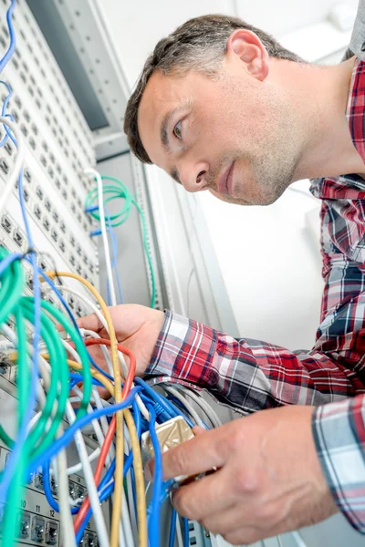 Técnico en la sala de servidores — Foto de Stock