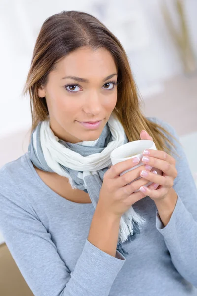 Mujer tomando un café en casa — Foto de Stock