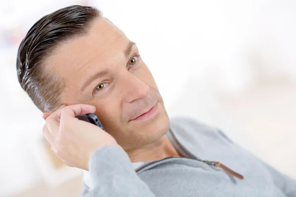 Homme parlant au téléphone — Photo