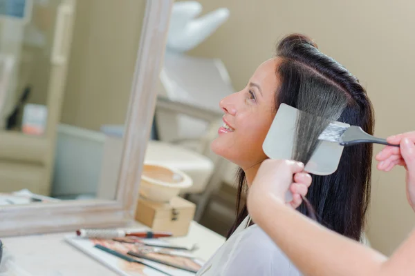 Tingimento cabelo da senhora — Fotografia de Stock