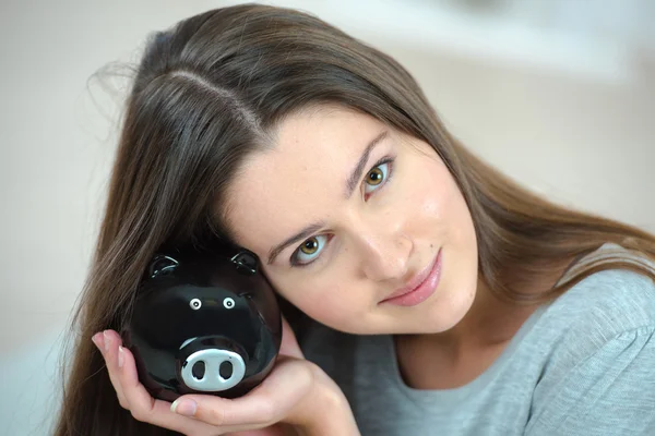 Mulher sorridente com banco porquinho — Fotografia de Stock