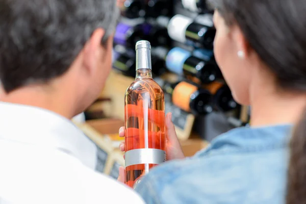 Pareja en una exposición de vinos —  Fotos de Stock