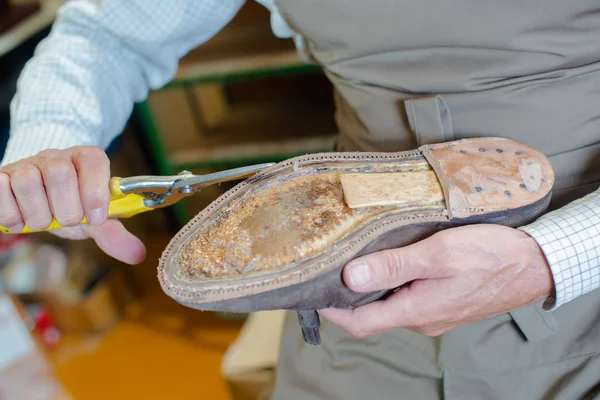 Εταιρεία κατασκευής υποδημάτων προετοιμασία ένα παπούτσι — Φωτογραφία Αρχείου