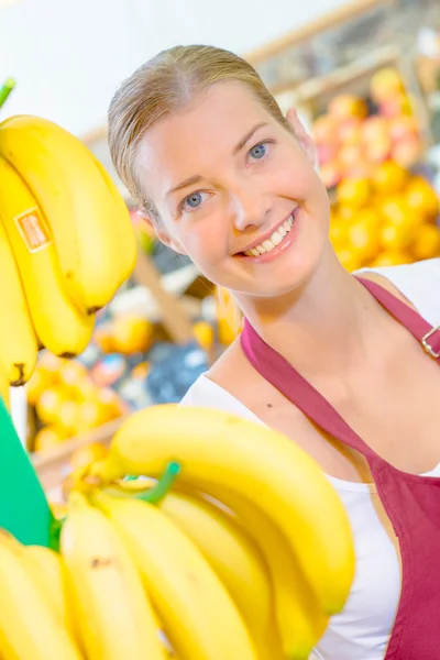 Shop assistent kontrollera bananer — Stockfoto