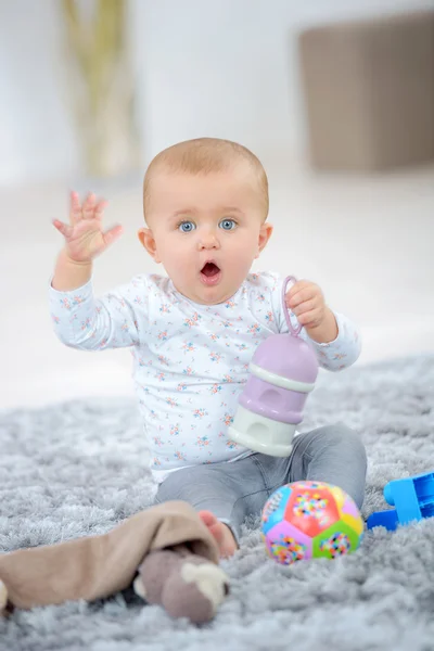 Pequeno bebê em casa — Fotografia de Stock