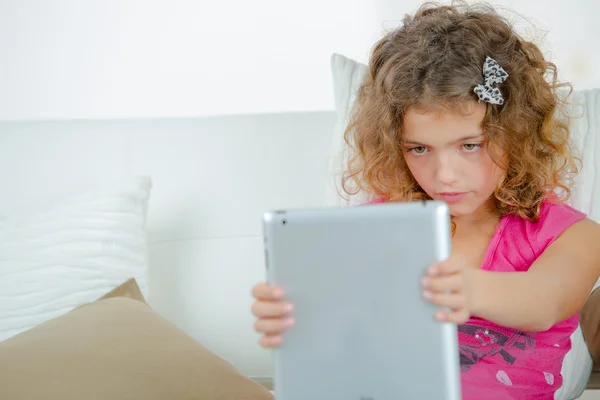 Κοριτσάκι, χρησιμοποιώντας έναν υπολογιστή δισκίο — Φωτογραφία Αρχείου