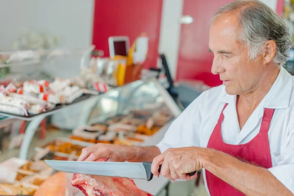 Slager voorbereiding van een verlaging van vlees rundvlees — Stockfoto