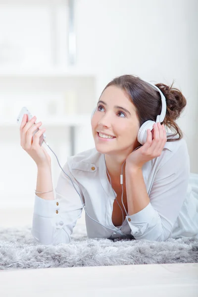 Relaxar em casa ouvindo música — Fotografia de Stock