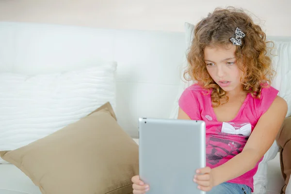Meisje kijkend naar Tablet PC — Stockfoto