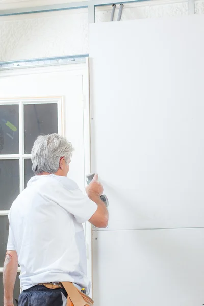 Perforación en un marco de puerta — Foto de Stock