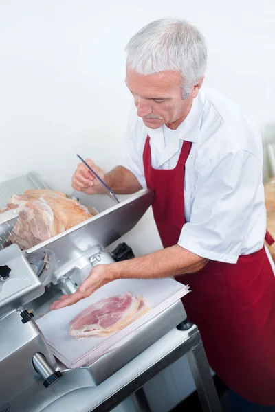 Butcher slicing ham — Stock Photo, Image