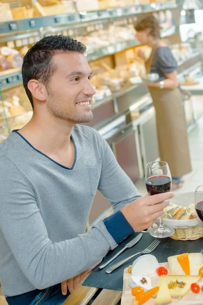Comer queijo e vinho para o almoço — Fotografia de Stock