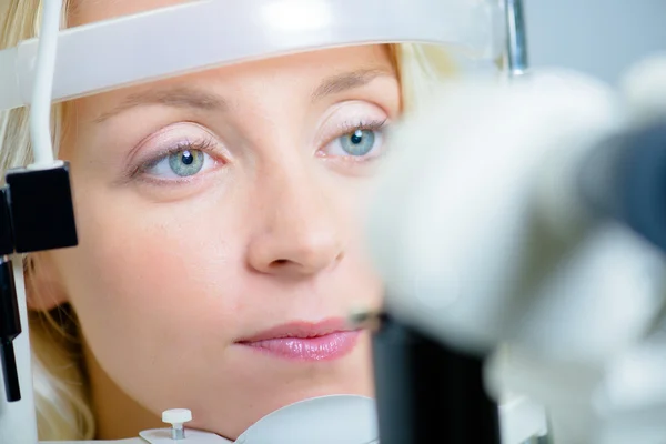 Woman having an eye test — Stock Photo, Image