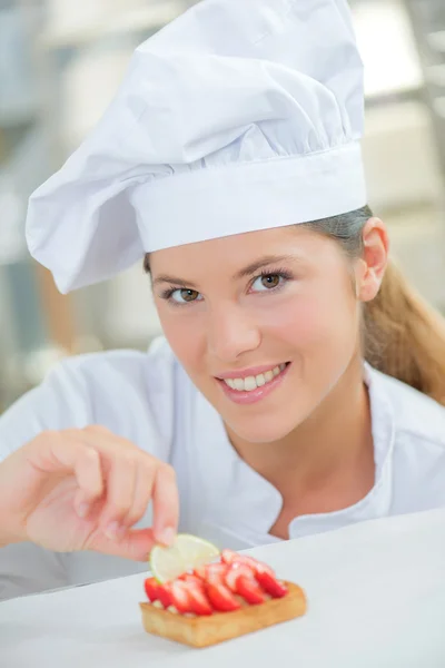 Chef dekoriert Torte mit Zitronenscheibe — Stockfoto