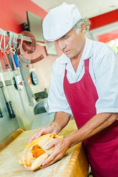 Schlachter bereitet ein totes Huhn zu — Stockfoto