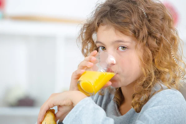 Girl drinking orange juice — Stock Photo, Image