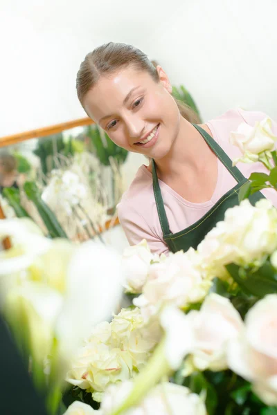 Floristin stand in ihrer Boutique — Stockfoto