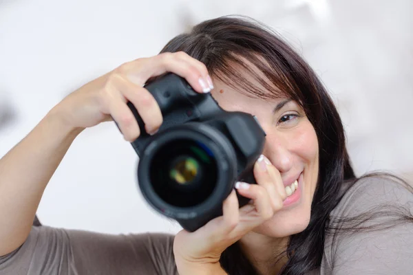 Donna con una macchina fotografica costosa — Foto Stock