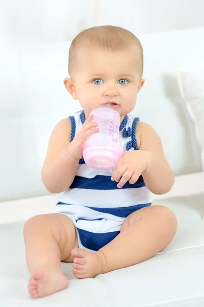 Pequeno bebê em casa — Fotografia de Stock