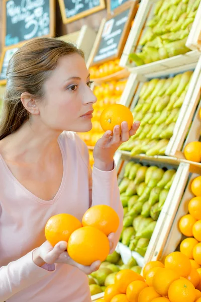 Γυναίκα μυρίζοντας ένα πορτοκάλι — Φωτογραφία Αρχείου