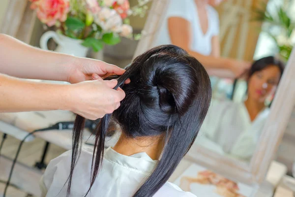 Plaiting hair — Stock Photo, Image