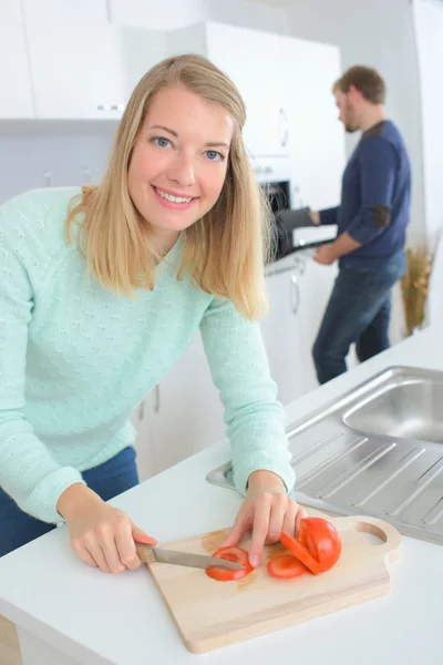 Щаслива жінка готує овочі — стокове фото