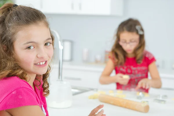 Sisters baking in the kitchen — Stock Photo, Image