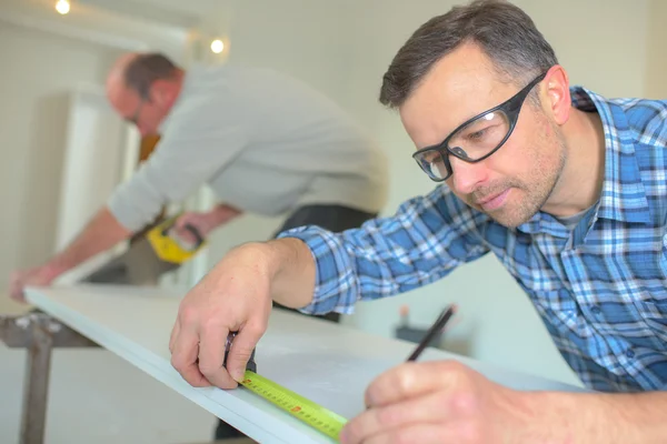 Med hjälp av ett måttband för att vara säker — Stockfoto